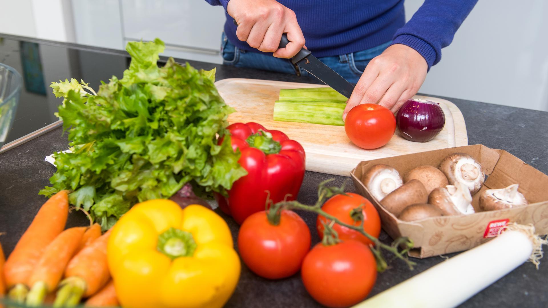 Zum Themendienst-Bericht vom 1. Oktober 2020: Bei Vegetariern kommt viel Gemüse auf den Tisch.