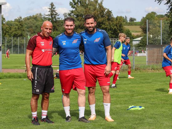 Miguel Mota (Mitte) entschied sich Anfang der Woche dazu, sein Traineramt beim ASV Durlach niederzulegen und schloss sich als Spieler dem FC Heidelsheim von Spielertrainer Tolga Sönmez (rechts) und Co-Trainer Ceyhan Sönmez (links) an. 