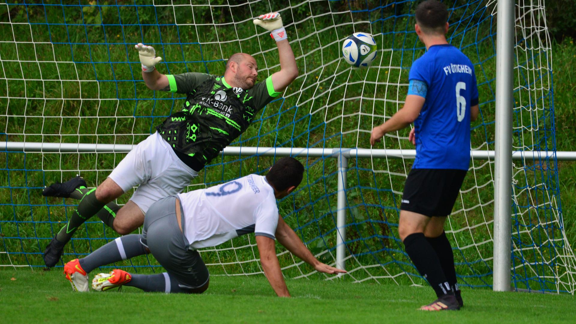 In Ötigheim erzielt der Ottersweierer Isuf Avdimetaj (am Boden) gegen Keeper Moritz Zink zwar die 1:0-Führung, doch die Gastgeber machten in der Nachspielzeit noch den eigenen 2:1-Erfolg perfekt.