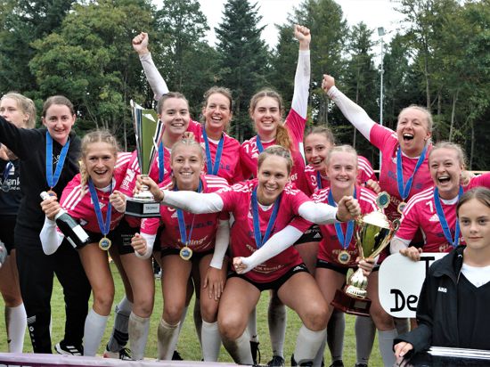 Die Faustballerinnen des TSV Dennach feiern den Gewinn des Europacup. 