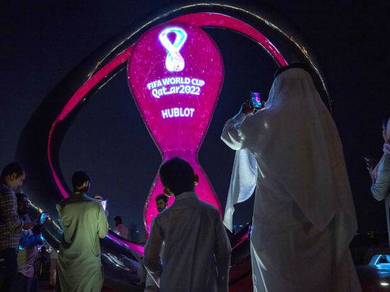 Menschen machen Fotos vor der offiziellen Countdown-Uhr der FIFA Fussball-WM 2022 auf der Corniche von Doha. Die Fußballweltmeisterschaft in Katar findet vom 20. November bis 18. Dezember 2022 statt. +++ dpa-Bildfunk +++