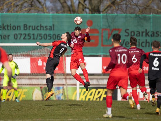 Kopfballduell bei einem Spiel zwischen dem 1. FC Bruchsal und dem SV Spielberg. 