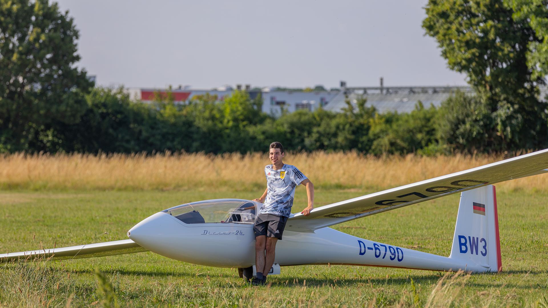Sportsoldat Jens Kammerer lehnt an seinem Segelflugzeug.