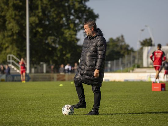 Fußballverrückt: Trainer Mirko Schneider setzt auf Teamspirit und die Gemeinschaft. Mit seinem 1. FC Bruchsal könnte dem 46-Jährigen im kommenden Jahr Historisches gelingen. 