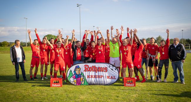 Strahlende Sieger: Die Mannschaft des TuS Mingolsheim freut sich bei der Siegerehrung über den ersten Kreispokal-Titel der Vereinsgeschichte.