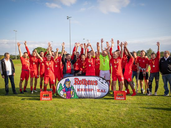 Strahlende Sieger: Die Mannschaft des TuS Mingolsheim freut sich bei der Siegerehrung über den ersten Kreispokal-Titel der Vereinsgeschichte.