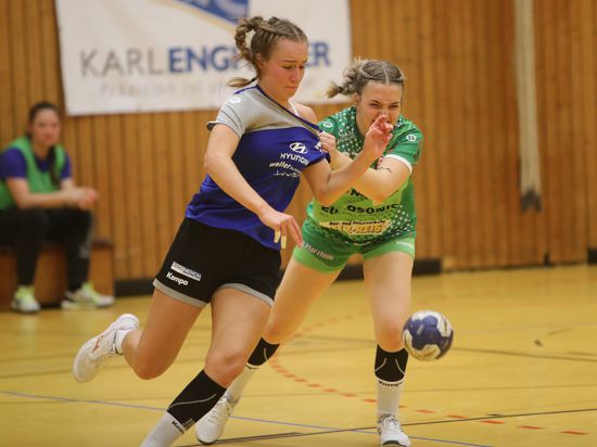 Momentan packen Mareike Ast (rechts) und die Handballerinnen der TG 88 Pforzheim noch in der Dritten Liga beherzt zu. Doch das könnte sich womöglich bald ändern, die Clubs kritisieren Pläne des Verbands. 