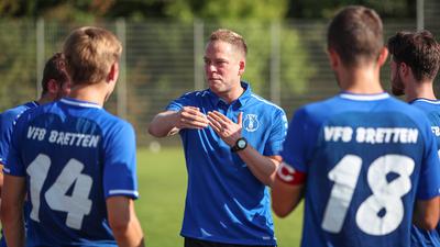 Gibt die Kommandos: Trainer Adrian Schreiber stimmt den VfB Bretten auf die Landesliga-Saison ein.