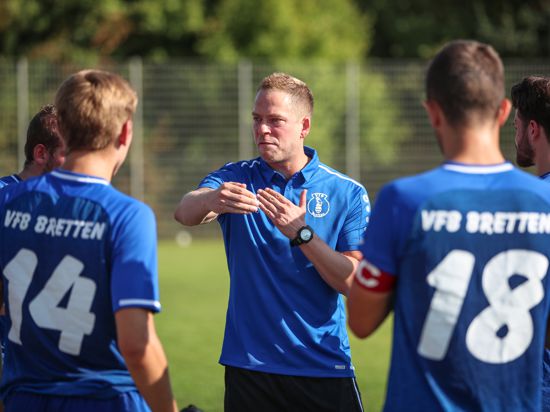 Gibt die Kommandos: Trainer Adrian Schreiber stimmt den VfB Bretten auf die Landesliga-Saison ein.