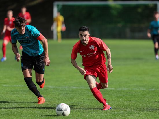 Kerim-Rasul Bayrak vom SV Oberderdingen spielt den Ball