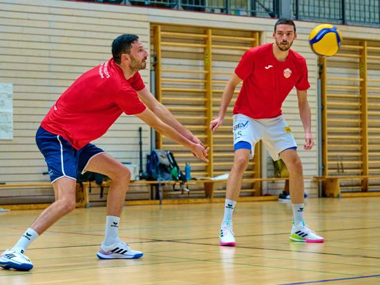 Philipp Schumann und Jens Sandmeier von den Baden Volleys im Training