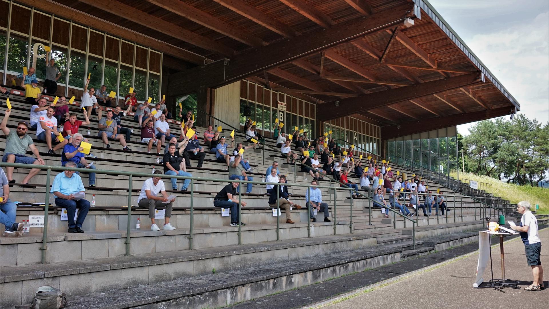 Premiere an der frischen Luft: Die Vertreter der Vereine aus dem Fußballbezirk Baden-Baden trafen sich nach zahlreichen Online-Konferenzen auf der Tribüne des Traischbachstadions in Gaggenau.