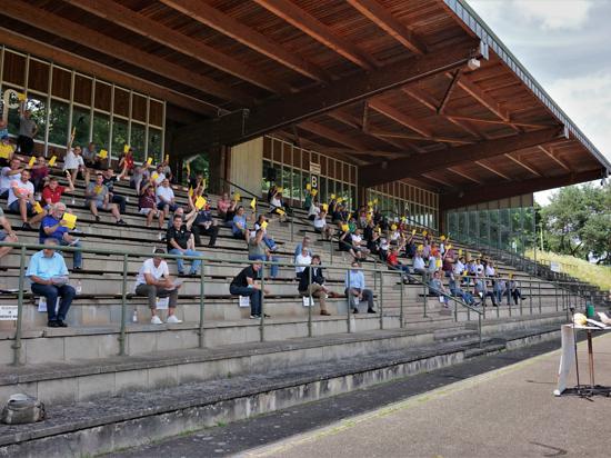Premiere an der frischen Luft: Die Vertreter der Vereine aus dem Fußballbezirk Baden-Baden trafen sich nach zahlreichen Online-Konferenzen auf der Tribüne des Traischbachstadions in Gaggenau.