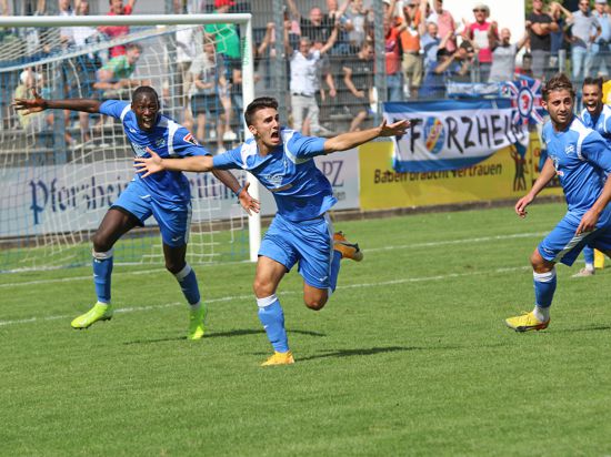 Moral bewiesen: Salvatore Catanzano (Mitte) bejubelt mit seinen Team-Kollegen des 1. CfR Pforzheim seinen Siegtreffer in der Nachspielzeit gegen den TSV Ilshofen