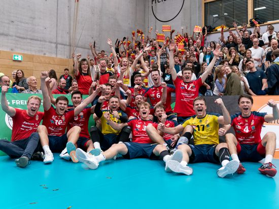 Die Baden Volleys feiern mit ihren Fans nach dem 3:0 in Freiburg den zweiten Zweitliga-Titel in Folge.