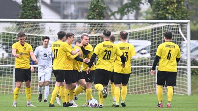 Die Mannschaft des FC Eggenstein feiert einen Torerfolg ihres Kapitäns Nicolas Rudolf.