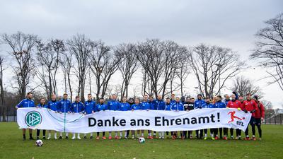 Die KSC Spieler mit DFL/DFB Banner: Danke an das Ehrenamt.

GES/ Fussball/ 2. Bundesliga: Karlsruher SC - Training, 11.12.2020

Football/Soccer: 2. Bundesliga: KSC Training, Karlsruhe, December 9, 2020