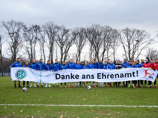 Die KSC Spieler mit DFL/DFB Banner: Danke an das Ehrenamt.

GES/ Fussball/ 2. Bundesliga: Karlsruher SC - Training, 11.12.2020

Football/Soccer: 2. Bundesliga: KSC Training, Karlsruhe, December 9, 2020