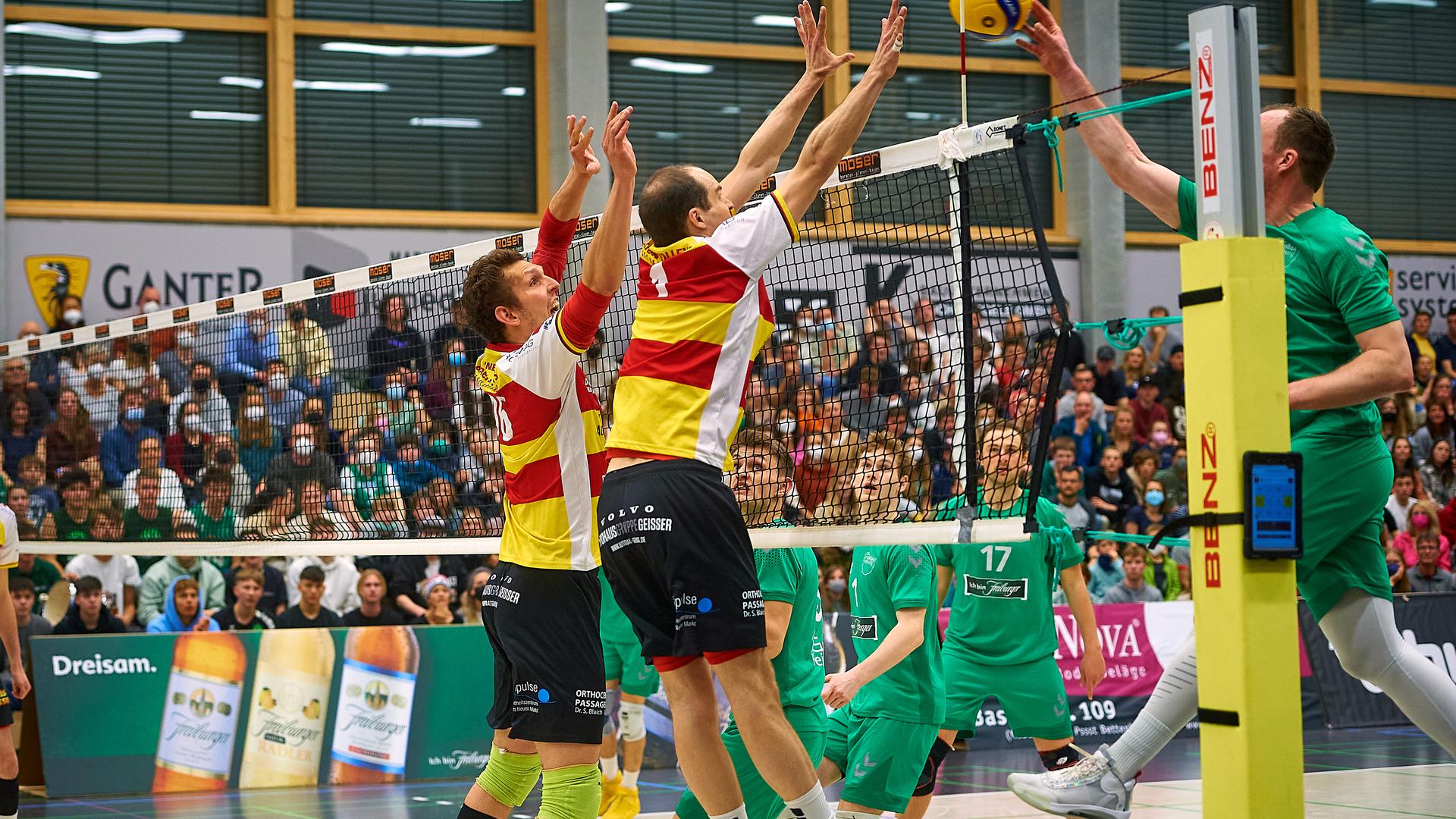 Vergeblich gestreckt: Jonathan-Leon Finkbeiner (links) und Fabian Schmidt mussten sich mit den Baden-Volleys beim Gastspiel in Freiburg geschlagen geben.