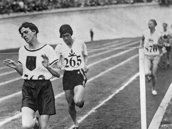 Amsterdam, Netherlands: 1928 German runner Lina Radke wins the women s 800 meter race in the 1928 Summer Olympics. PUBLICATIONxINxGERxSUIxAUTxHUNxONLY xUnderwoodxArchives 3-Sport-TF-W-T_3 990_05_3-Sport-TF-W-T_3HR  