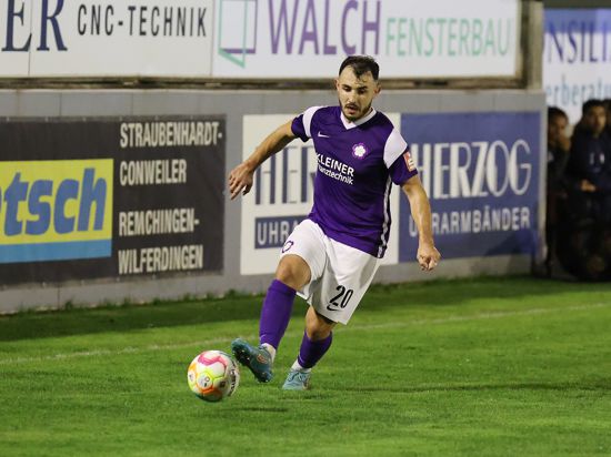 Stabil im lila-weißen Trikot: Eray Gür aus Rastatt spielt seit 2015 fast ohne Unterbrechung beim FC Nöttingen.