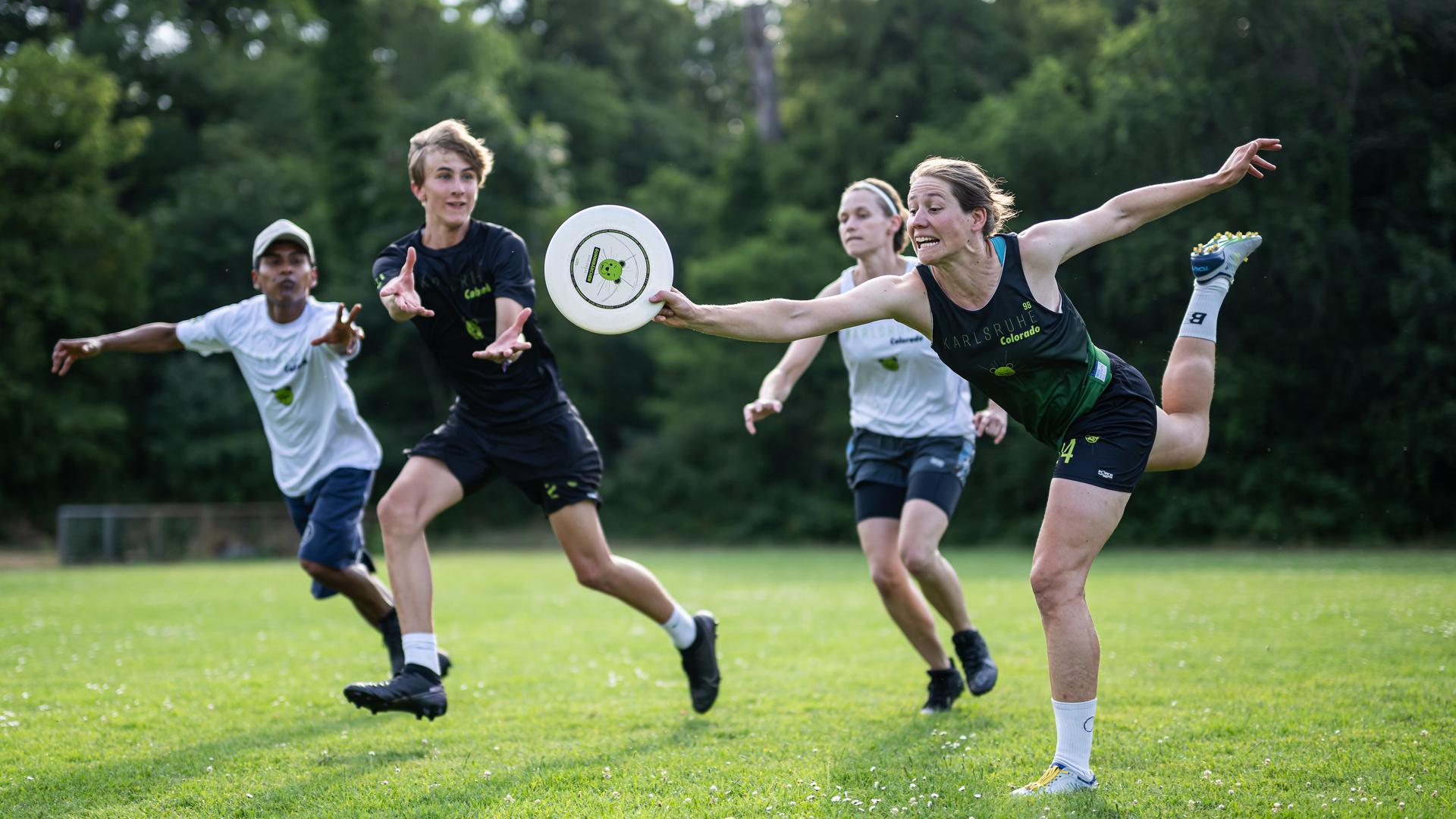 Ulimate Frisbee-Spielerinnen und -Spieler des MTV Karlsruhe in Aktion.