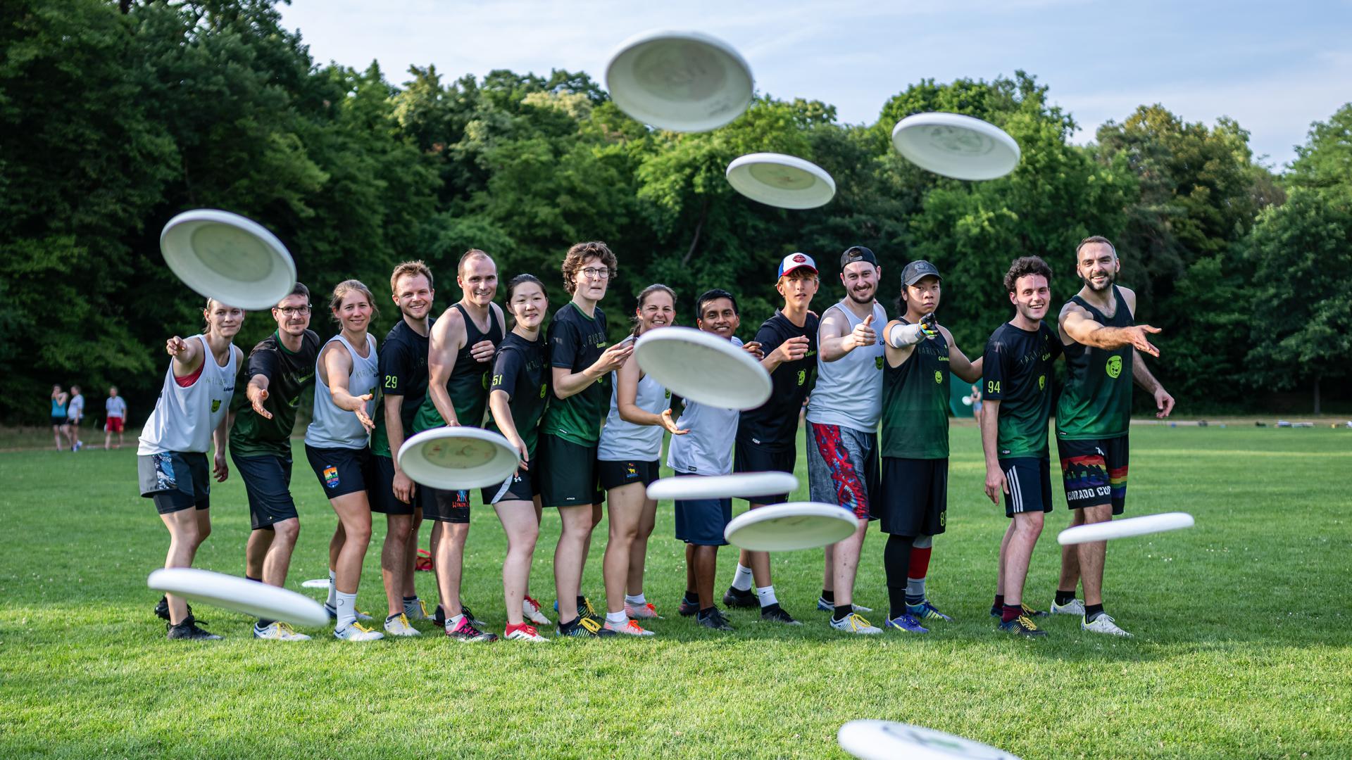 Frisbee-Spieler des MTV Karlsruhe werfen ihre Scheiben.