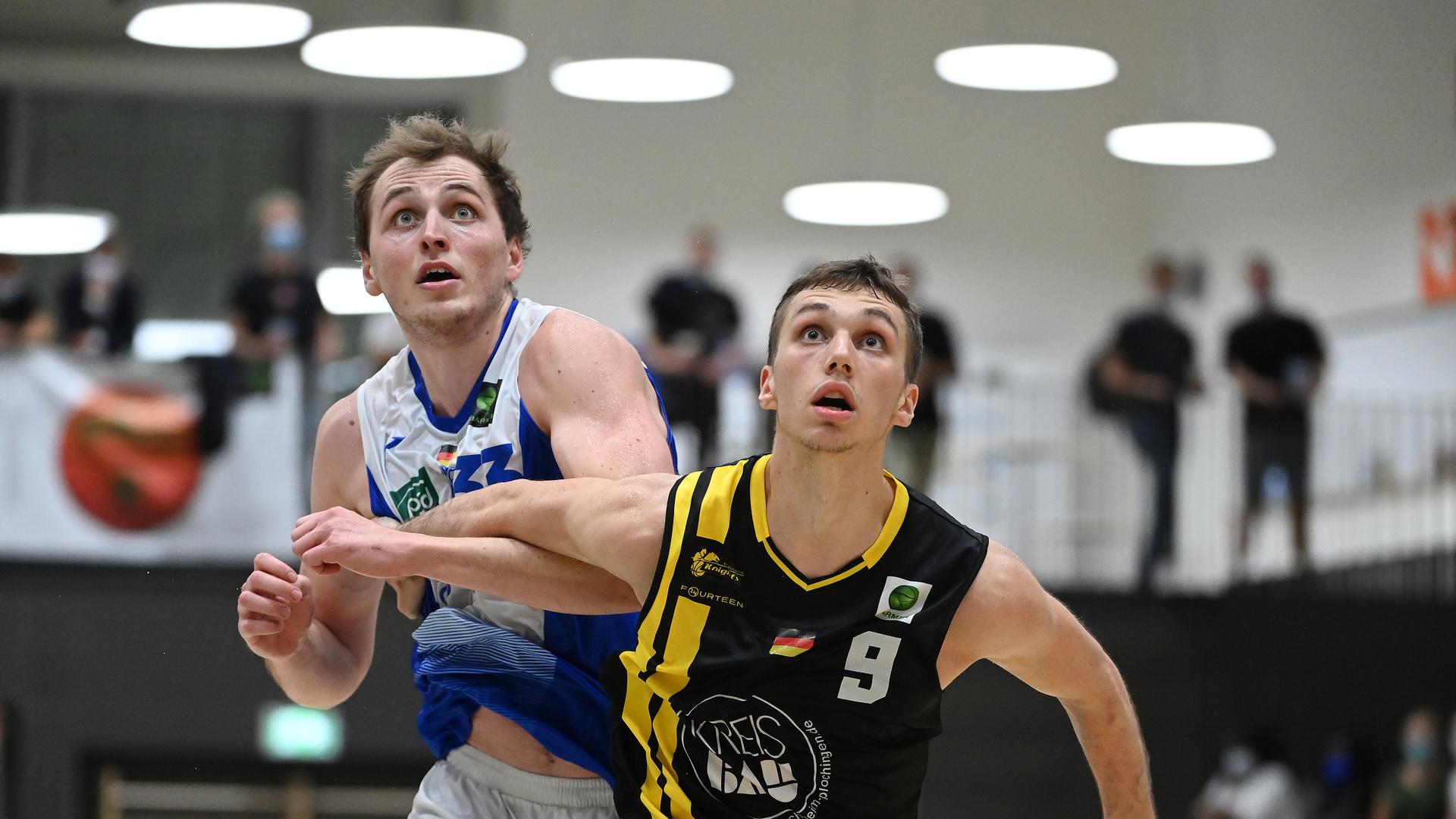 Basketball Zweite Liga: Center der PSK Lions Tom Alte im Duell mit Kirchheims Aleksa Bulajic (rechts).