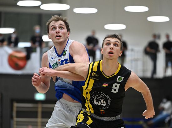 Basketball Zweite Liga: Center der PSK Lions Tom Alte im Duell mit Kirchheims Aleksa Bulajic (rechts).