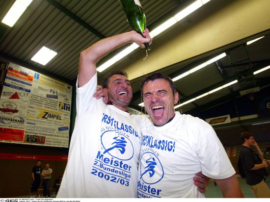 Trainer bei der Sektdusche: Michael Roth (li.) und Rolf Bechtold nach dem geglückten Aufstieg 2003.