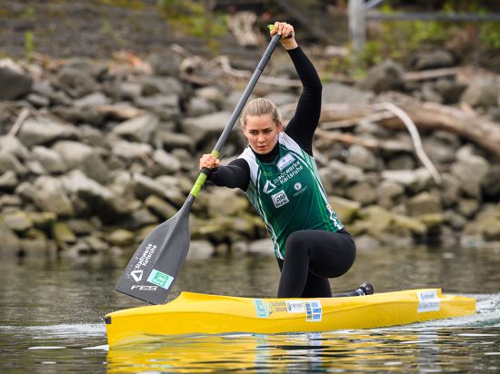 Sophie Koch, Aktion, Training im Boot.

GES/ Kanu-Rennsport/ Rheinbrueder Karlsruhe, Fototermin, 17.04.2019


