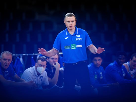 Trainer Samuel Tucker DeVoe (Lions) gestikuliert.

GES/ Basketball/ ProA: PSK Lions - Uni Baskets Paderborn, 03.02.2021 --

