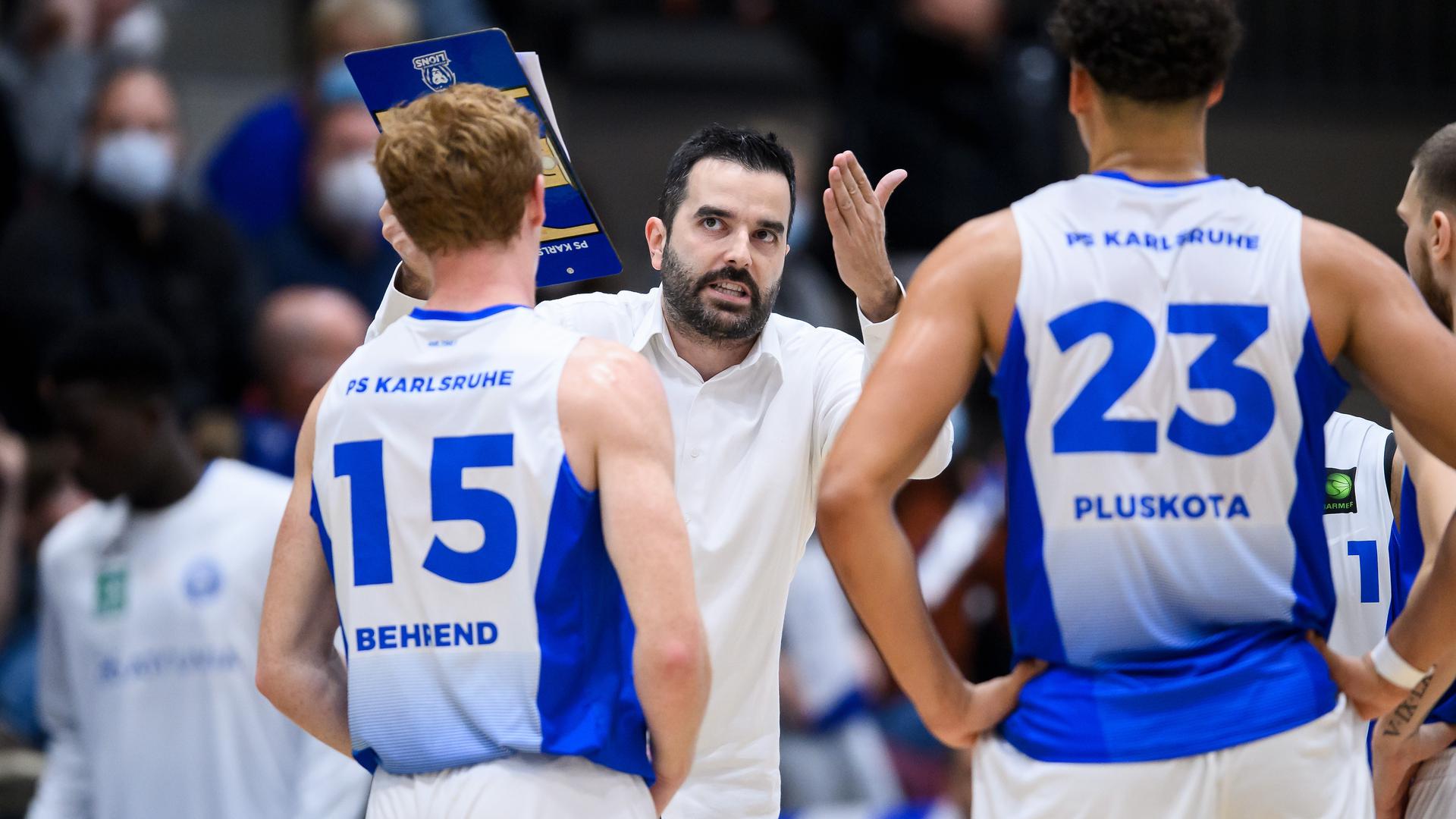 Trainer Aleksandar Scepanovic (Lions) im Gespraech mit Spielern.

GES/ Basketball/ ProA: PSK Lions - Uni Baskets Paderborn, 07.11.2021 --

