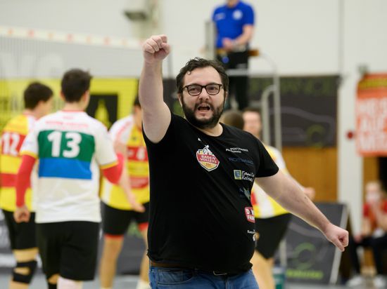 Jubel bei Trainer Antonio Bonelli (SSC).

GES/ Volleyball/ 2. Bundesliga-Sued: Baden Volleys SSC Karlsruhe - TG Mainz-Gonsenheim, 15.01.2022 --


