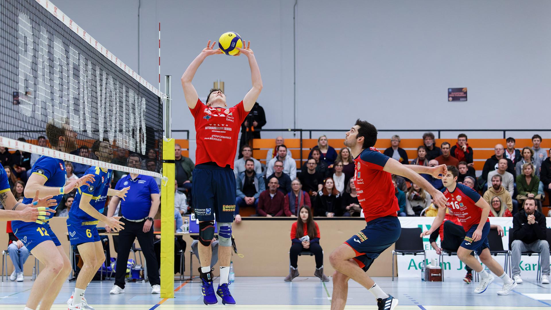 Denir Hadzic, Zuspieler der Baden Volleys, legt den Ball für Thorben Sandmeier auf.