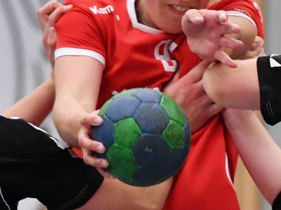 von links Lea Burkard und Leonie Friedrich (beide St/Wein), am Ball Melissa Muehl (Neureut)

GES/ Handball/ Frauen Kreispokalfinale TG Neureut - SG Stutensee/Weingarten, 04.05.2019


