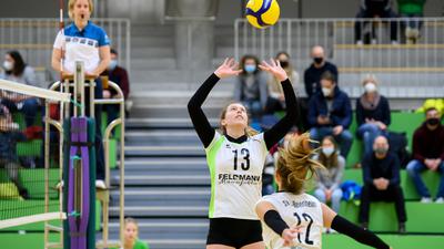 Zuspiel Anna-Lena Dodenbach (Karlsruhe) auf Lea Lumpp (12).

GES/ Volleyball/ 3. Liga Sued: SV K-Beiertheim - VC Offenburg, 27.11.2021--

