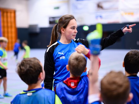 Impression, Hannah Bonset bei ihrer Arbeit mit Kindern im Fussball-Training.

GES/ Fussball/ Hannah Bonset leitet das Kinder-Training beim FV Bruchhausen, 06.12.2022


