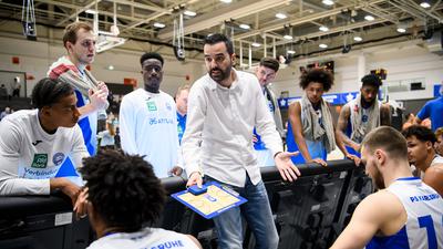 Trainer Aleksandar Scepanovic (Lions) bei Ansprache waehrend Auszeit.


GES/ Basketball/ ProA: PSK Lions - Uni Baskets Paderborn, 07.11.2021 --

