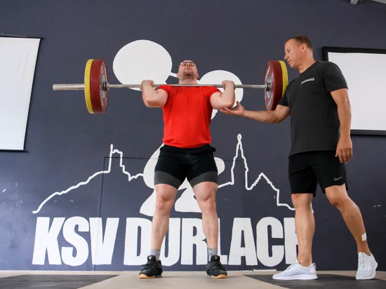 Kevin Schweizer mit Trainer Thomas Schweizer in Aktion.

GES/ Gewichtheben/ KSV Durlach - Training, 09.08.2021

