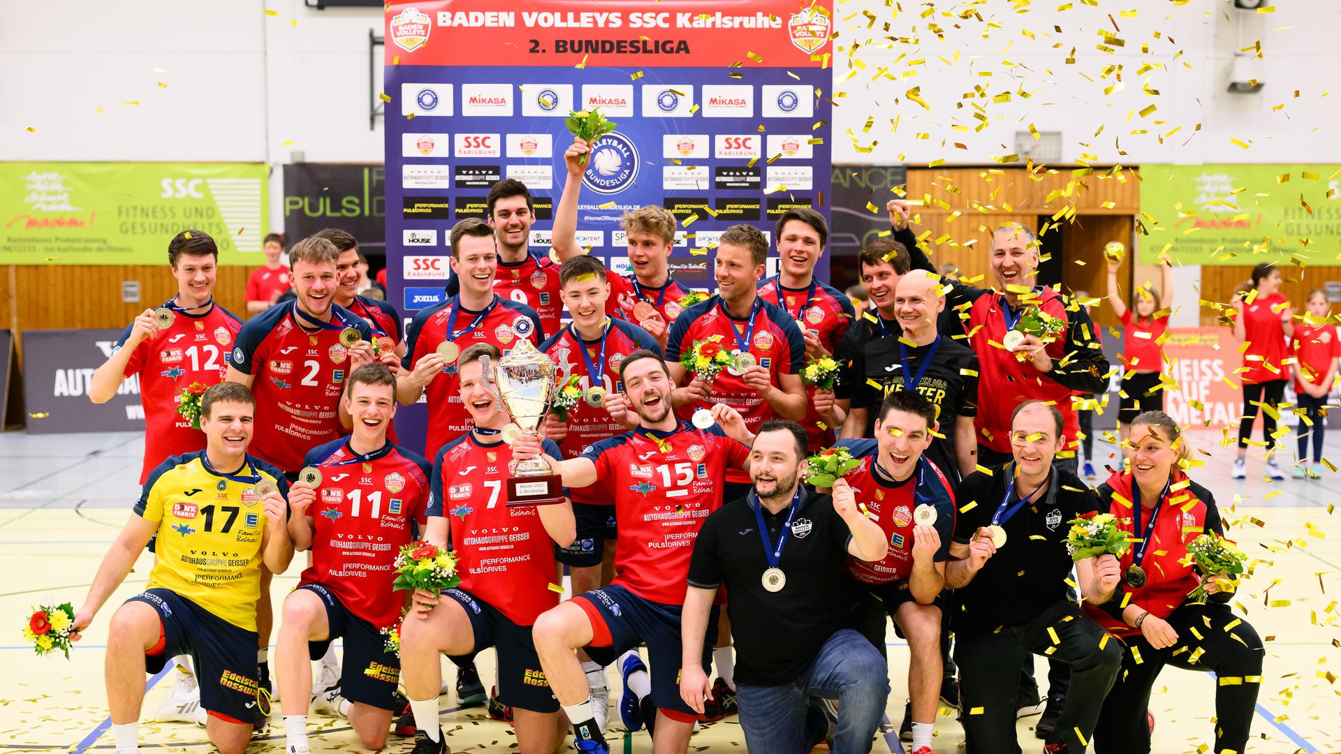 Das Team der Baden Volleys mit der Meistertrophäe der Zweiten Volleyball-Bundesliga Süd.