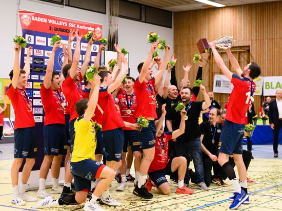 Das ist das Ding wieder: Kapitän Jens Sandmeier präsentiert die Meister-Trohäe, die Erstliga-Aufsteiger Baden Volleys zum zweiten Mal in Folge gewonnen hat.
