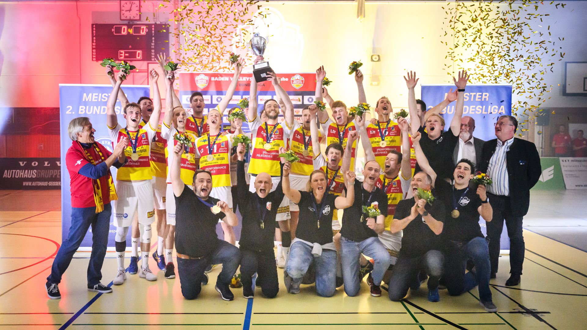 Gruppenbild mit Pokal: Nach einer dominant geführten Saison feiern die Baden Volleys des SSC Karlsruhe die Meisterschaft die Zweiten Liga Süd.