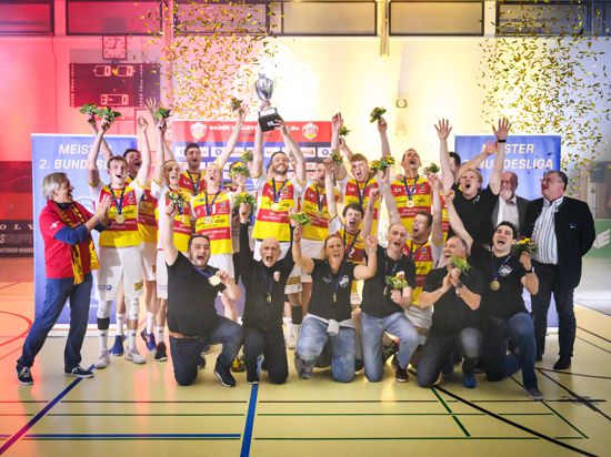 Mannschaftsfoto waehrend der Zeremonie mit Pokal.

GES/ Volleyball/ 2. Bundesliga-Sued: Baden Volleys SSC Karlsruhe - Blue Volleys Gotha, 23.04.2022 --

