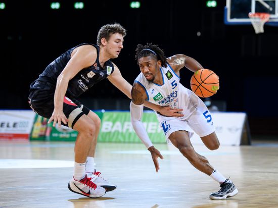 Gregory Clay Foster (Lions) im Zweikampf mit Marcell Pongo (Nuernberg).

GES/ Basketball/ ProA: PSK Lions - Nuernberg Falcons, 27.02.2021 --

