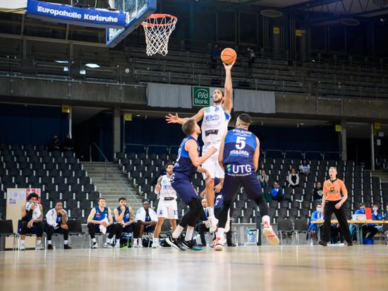 Adam Pechacek (Lions) im Zweikampf mit Moses Poelking (Bremerhaven).

GES/ Basketball/ ProA: PSK Lions - Eisbaeren Bremerhaven, 27.12.2020 --

