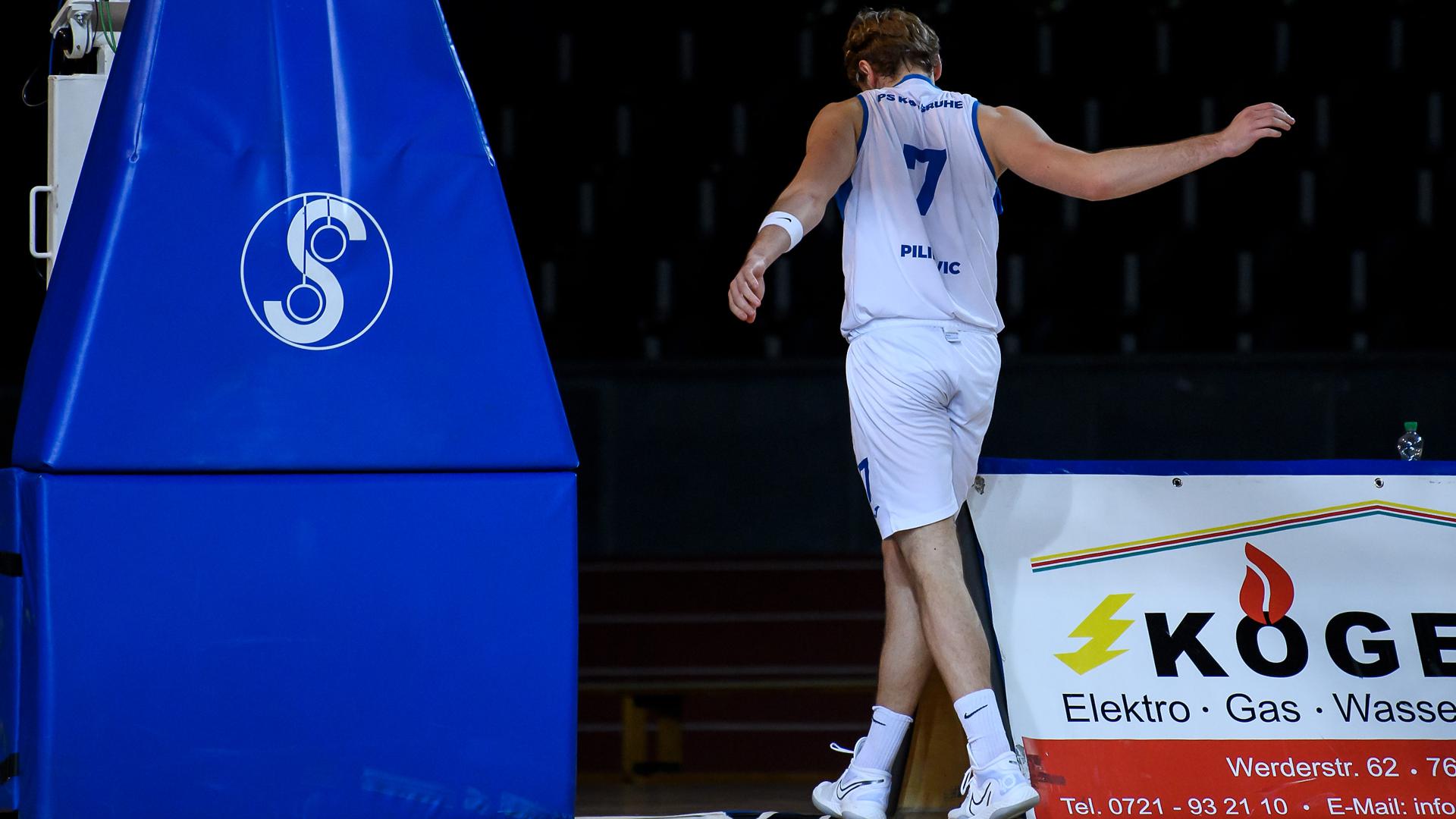 Antonio Pilipovic (Lions) muss wegen einer Verletzung das Parkett verlassen.

GES/ Basketball/ ProA: PSK Lions - Team Ehingen Urspring, 23.01.2021 --

