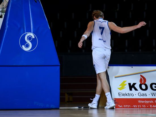 Antonio Pilipovic (Lions) muss wegen einer Verletzung das Parkett verlassen.

GES/ Basketball/ ProA: PSK Lions - Team Ehingen Urspring, 23.01.2021 --

