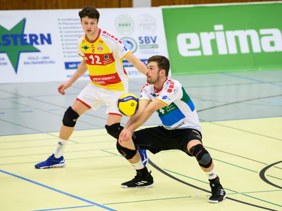 Benjamin Dollhofer (SSC) am Ball.

GES/ Volleyball/ 2. Bundesliga-Sued: Baden Volleys SSC Karlsruhe - VC Dresden, 11.09.2021 --

