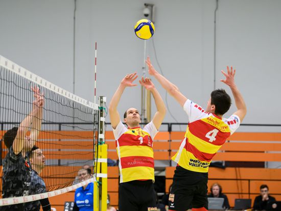  Fabian Schmidt (SSC) im Zuspiel auf Laurin Derr (SSC).

GES/ Volleyball/ 2. Bundesliga-Sued: Baden Volleys SSC Karlsruhe - TSV Grafing, 27.03.2021 --

